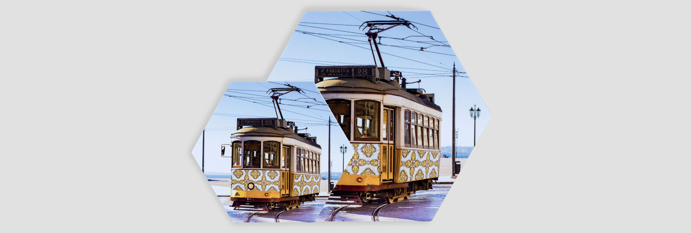 Bunte Straßenbahn mit nostalgischem Design auf einem Gleis