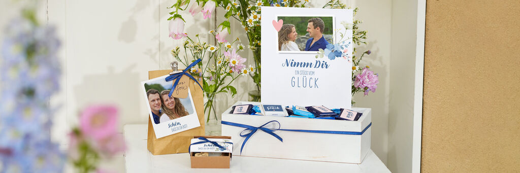 Zwei liebevoll gestaltete Geschenkkarten stehen auf einem Tisch, umgeben von zarten Blumen und Erinnerungsstücken