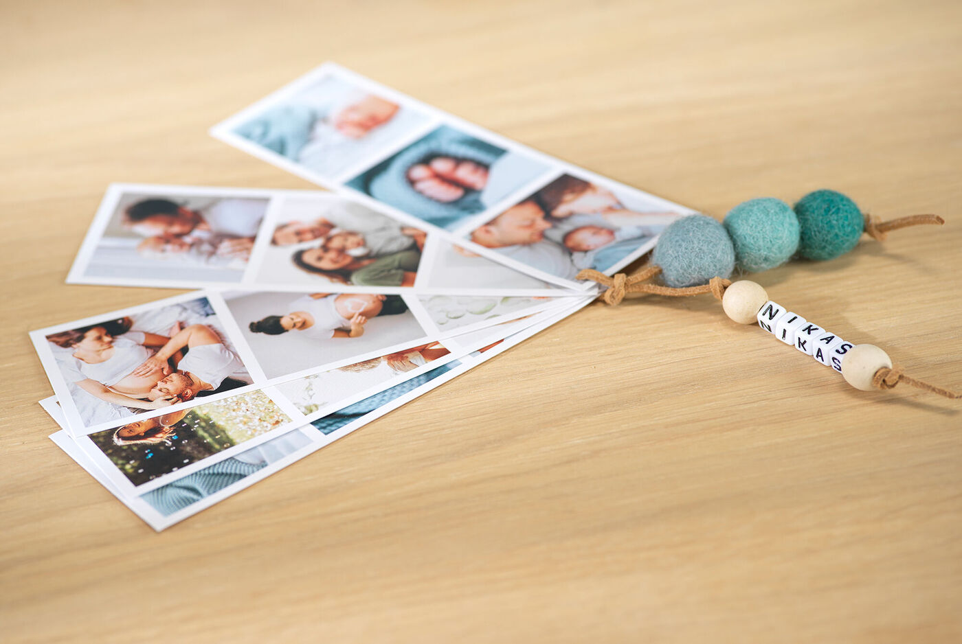 Bunte Fotokarten mit persönlichen Erinnerungen und einem Namen aus Holzperlen