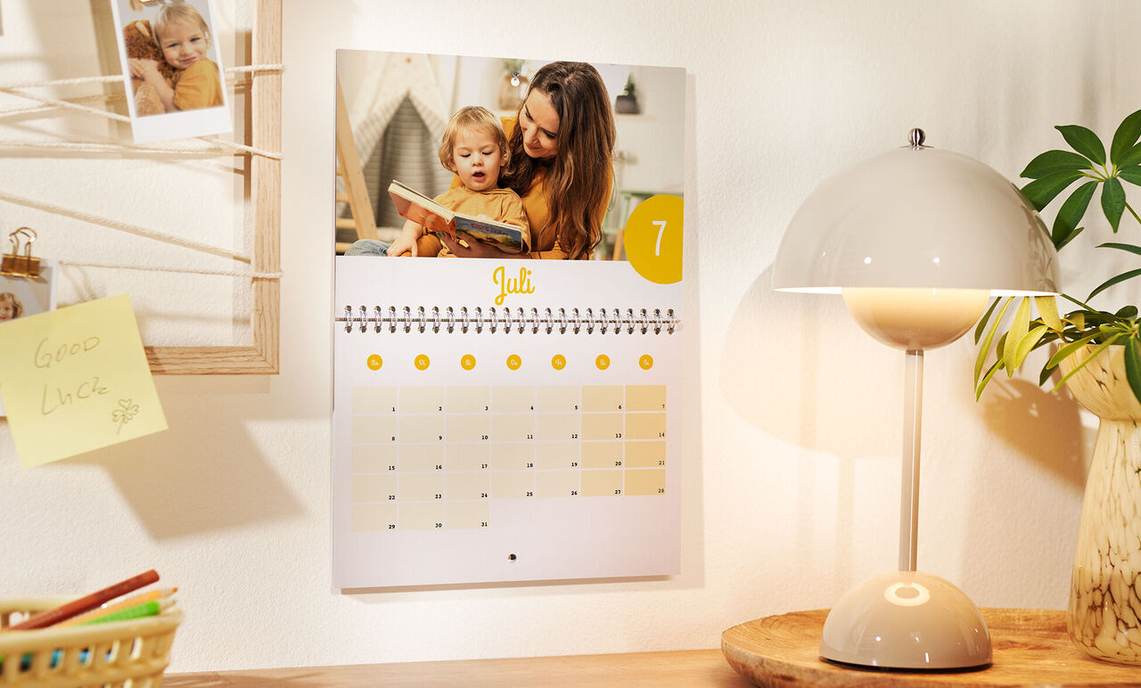 Wandkalender mit freundlichem Design und monatlicher Übersicht für Juli.