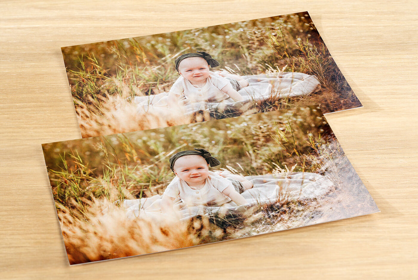 Zwei wunderschöne Fotodrucke auf Holzoberfläche, die eine Person in der Natur zeigen