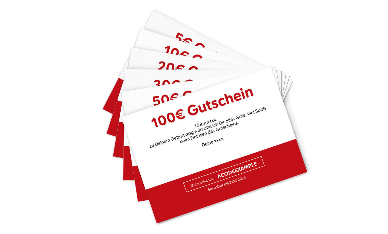 Fünf verschiedene CEWE Geschenkgutscheine in rotem Design, die jeweils unterschiedliche Beträge zeigen