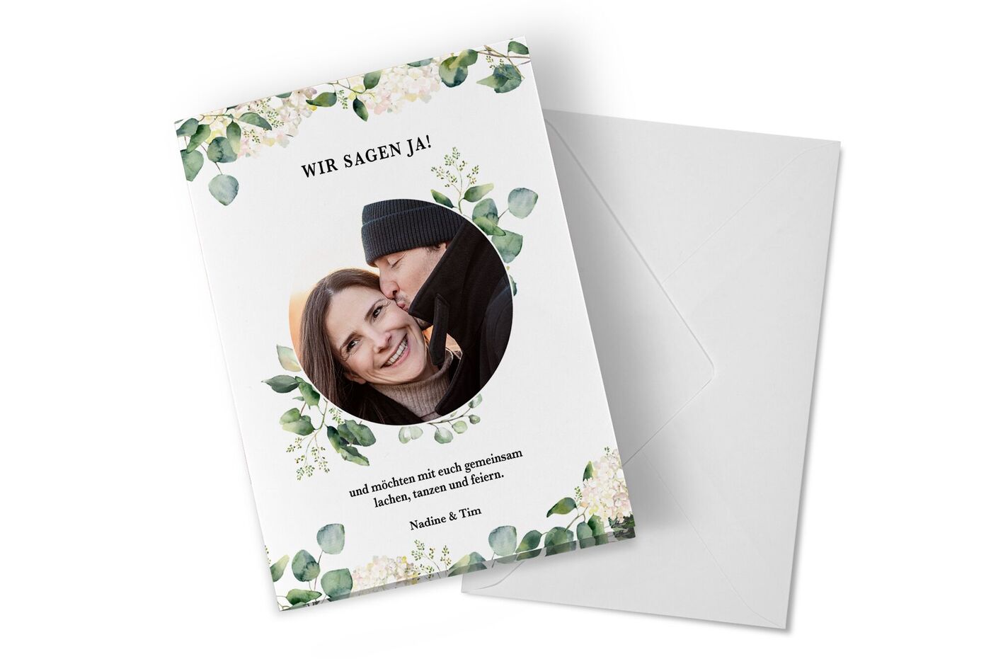 Einladungskarte in sanften Farben mit grünem Blattdesign für eine Feier.