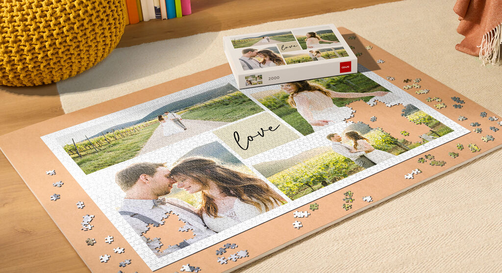 Ein fast fertiges Puzzle mit Liebesbildern auf einem Tisch.