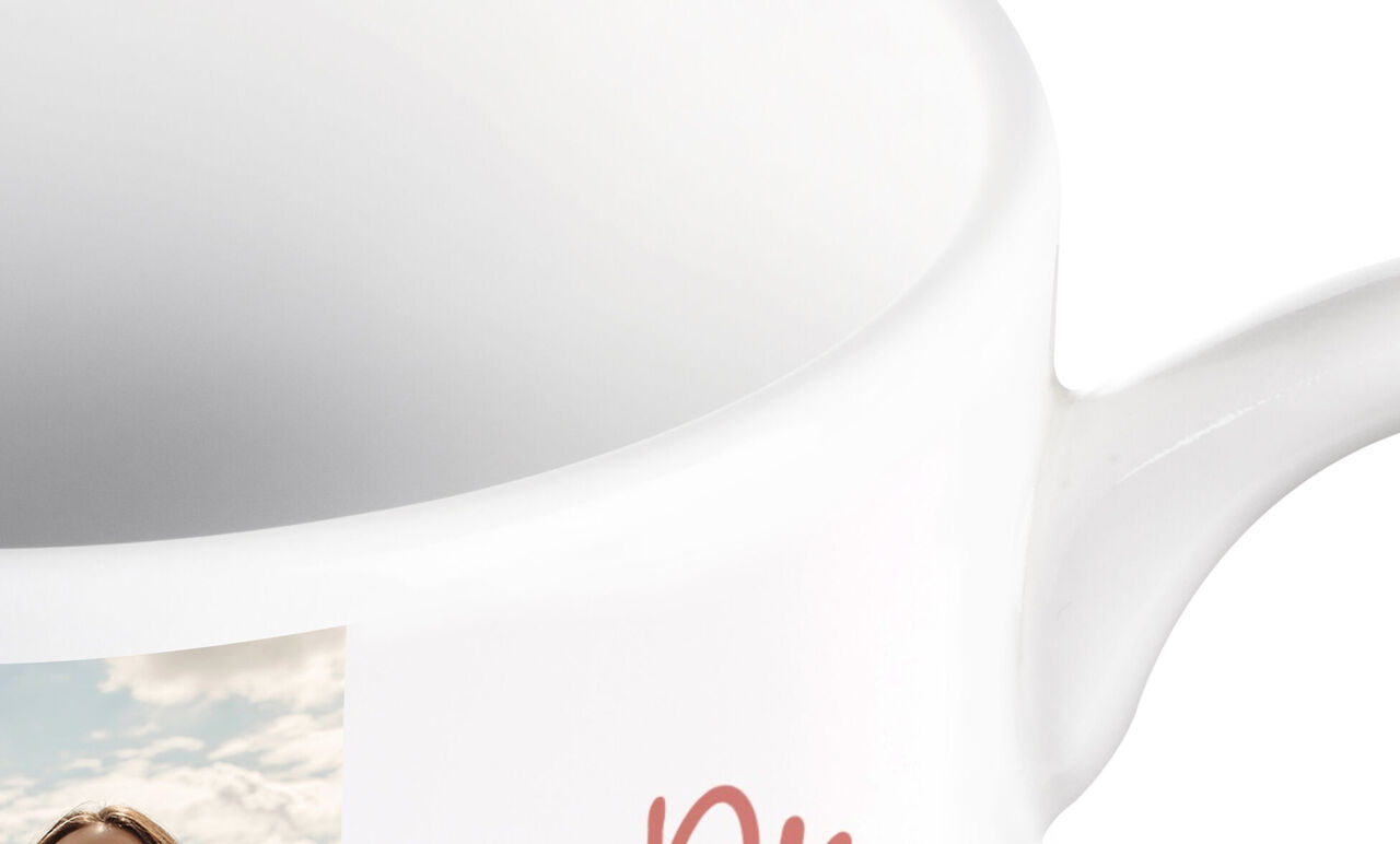 Eine weiße Tasse mit einem persönlichen Foto und einem liebevollen Text.
