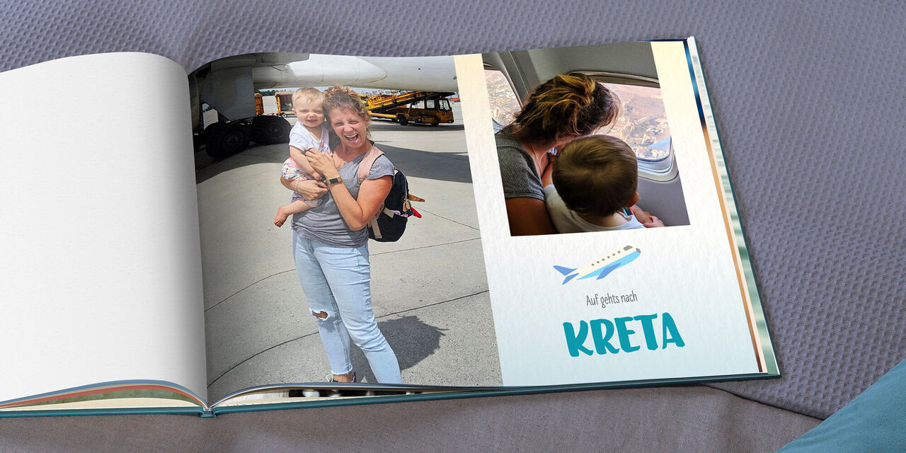 Ein offenes Fotobuch zeigt glückliche Momente eines Urlaubs auf Kreta. Eine Mutter hält ein Kind, während sie aus einem Flugzeugblick.