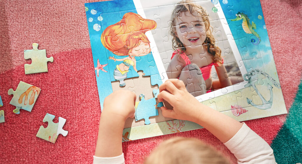 Ein Kind puzzelt mit einem bunten Puzzle, während ein Bild im Mittelpunkt steht. Die Szenerie zeigt eine kreative und fröhliche Atmosphäre.