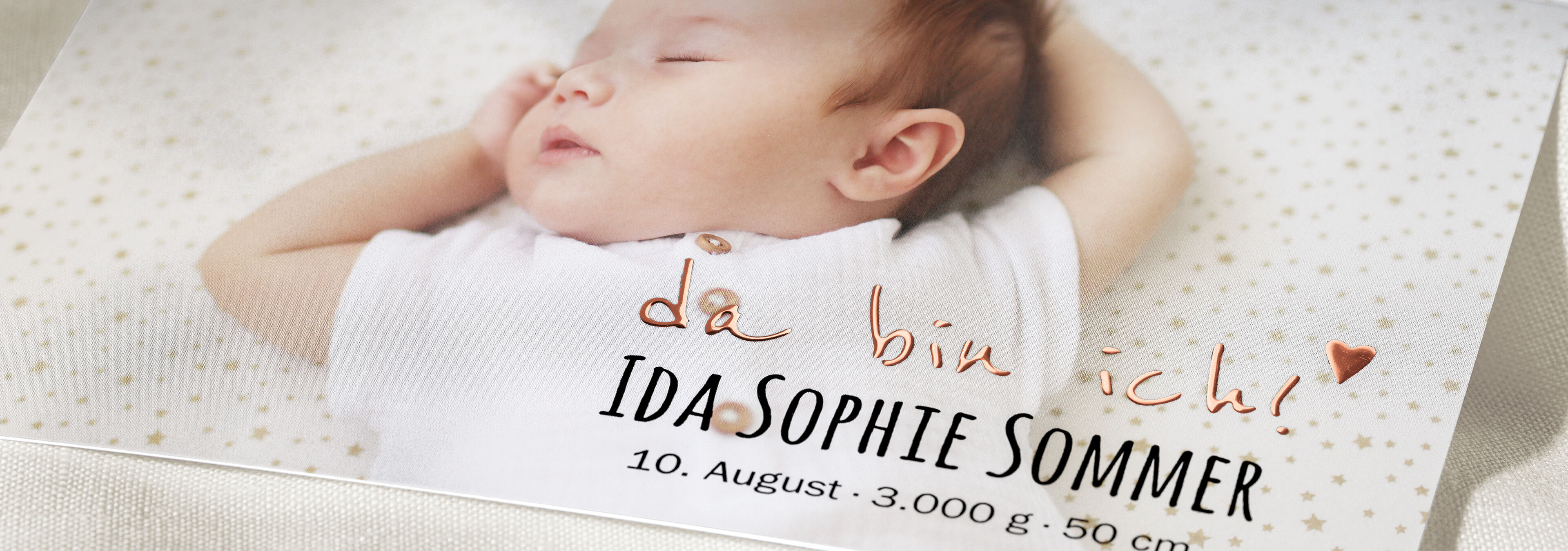 Eine süße Geburtskarte für Ida Sophie Sommer mit liebevollem Design und goldenen Punkten