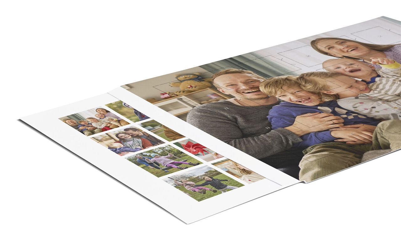 Ein lächelndes Familienfoto im CEWE Fotobuch, das glückliche Momente zeigt