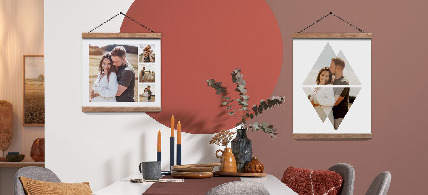 Zwei schöne Bilderrahmen in einem stilvollen Raum, mit kunstvollem Wanddesign, einem Tisch und gemütlichen Deko-Elementen. Es schafft eine warme Atmosphäre.
