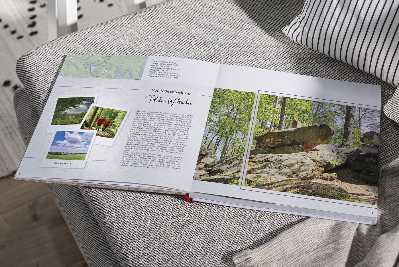 Ein aufgeklapptes CEWE FOTOBUCH auf einem gemütlichen Sofa, zeigt wunderschöne Naturfotos und informative Texte über die Region Pfälzer Wald.