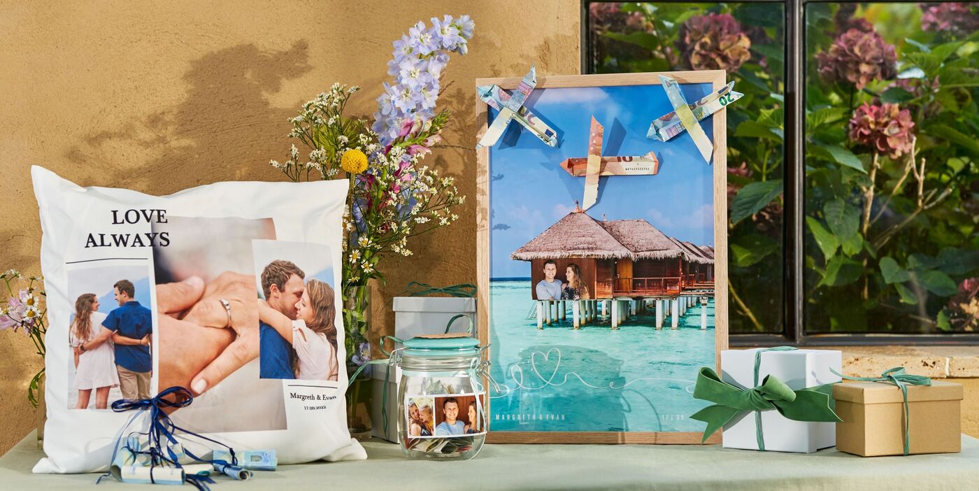 Personalisierte Geschenke mit Fotos, darunter ein Kissen, ein Foto im Rahmen, eine Glasvase und kleine Päckchen