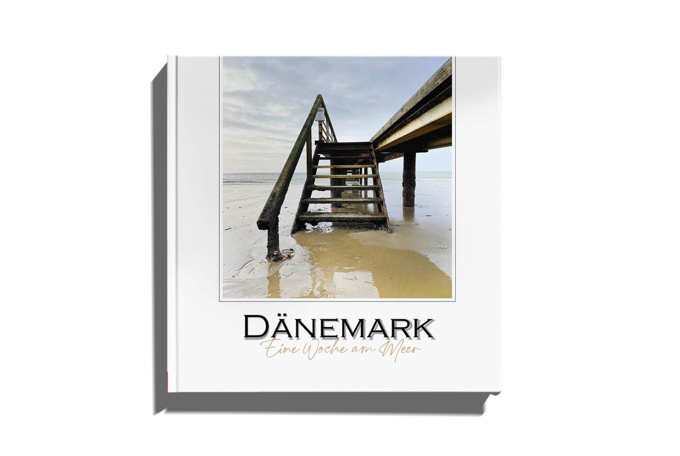 Cover eines CEWE FOTOBUCHS mit Strandtreppe am Meer in Dänemark.