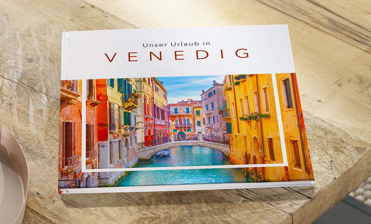 CEWE FOTOBUCH Venedig mit farbenfroher Kanalszene auf dem Cover