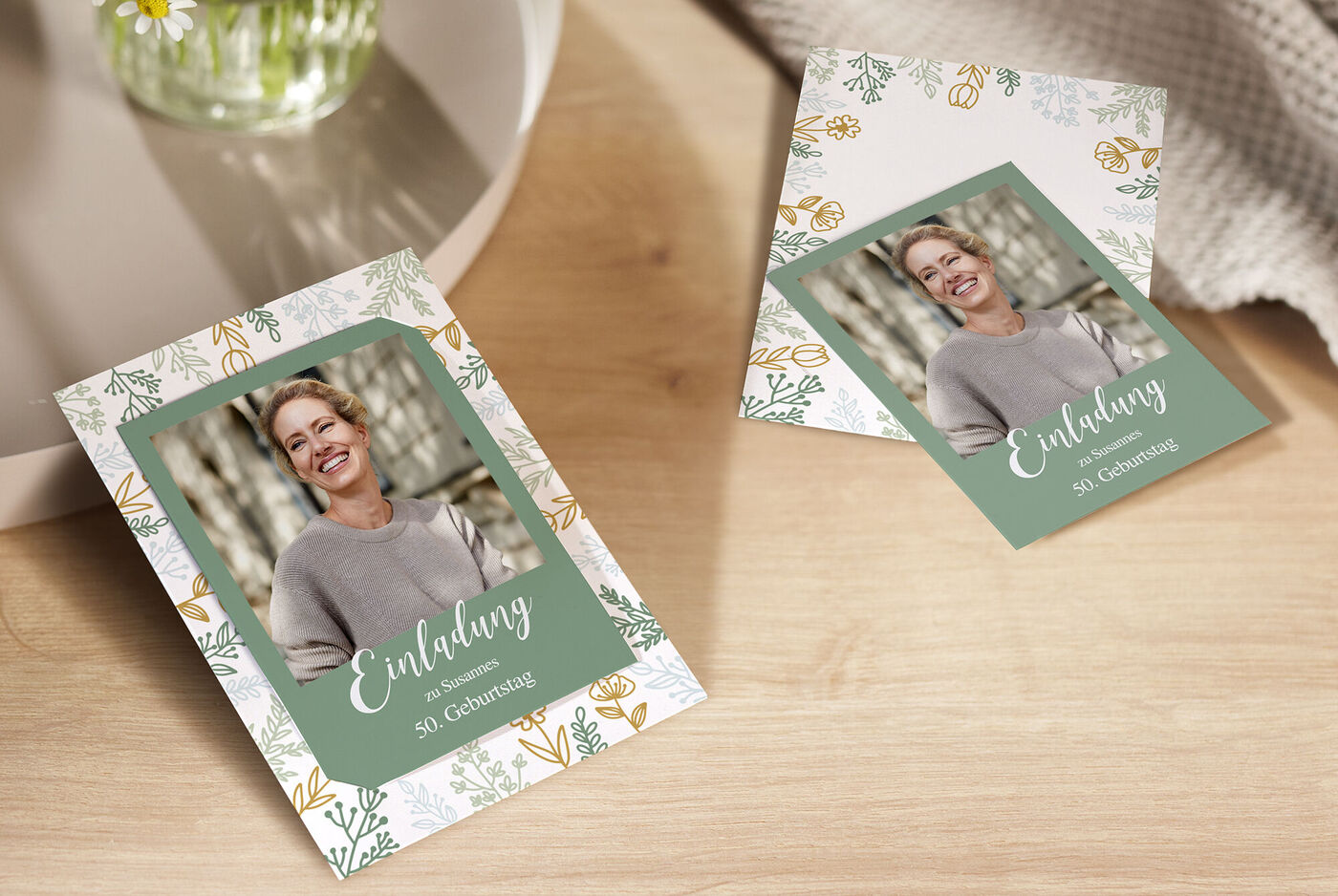 Zwei individuell gestaltete Einladungen mit floralem Design