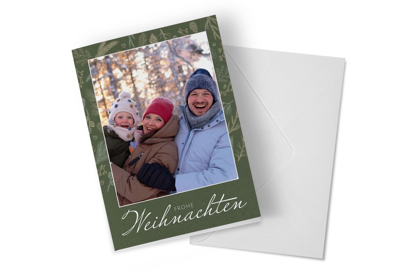 Familie im Schnee mit Weihnachtsgrußkarte.
