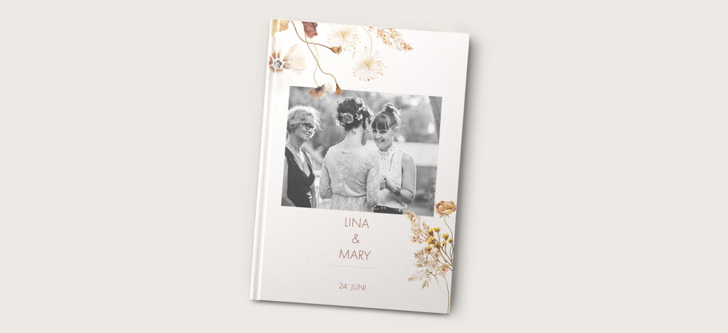 Elegantes Fotobuch mit floralen Elementen und zwei Frauen.