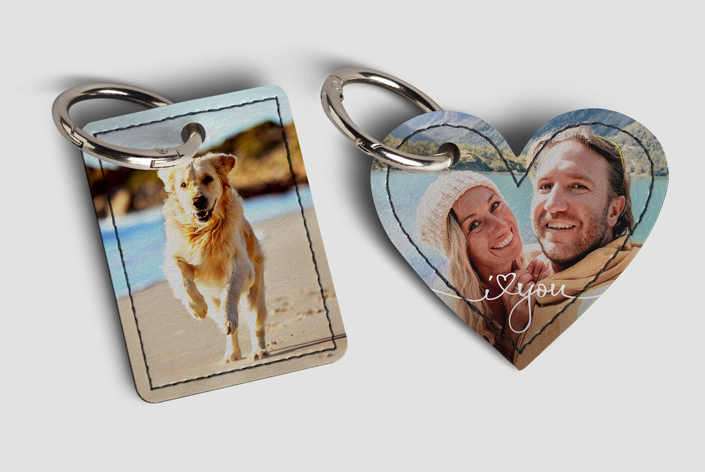 Zwei personalisierte Schlüsselanhänger mit Fotomotiven, einer mit einem Hund und einer mit einem herzförmigen Motiv
