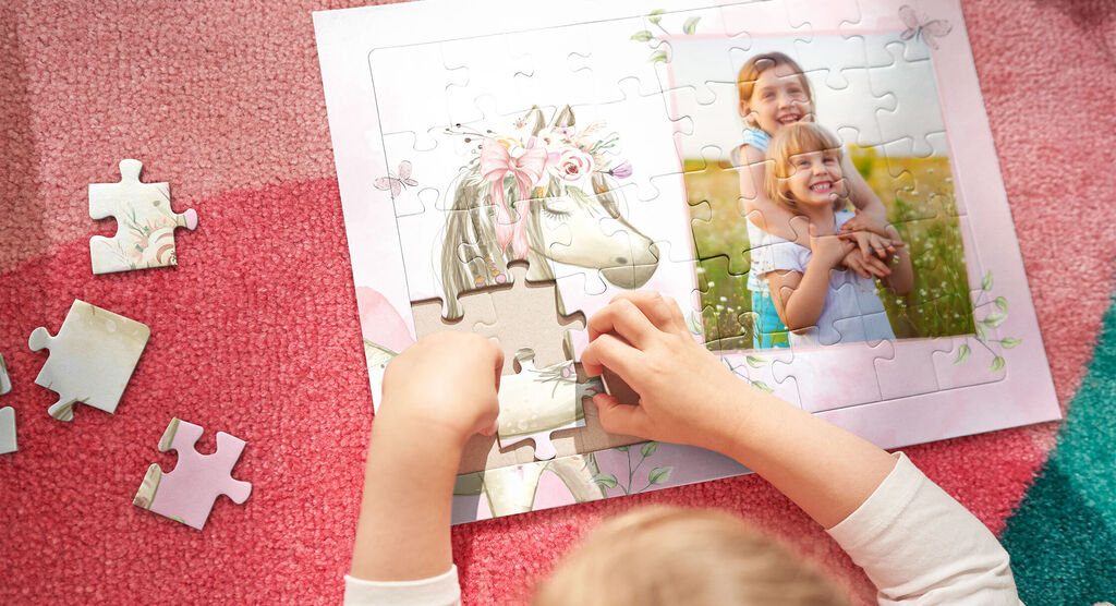 Ein Kind gestaltet ein Puzzle mit einem Einhornmotiv und einem Foto.