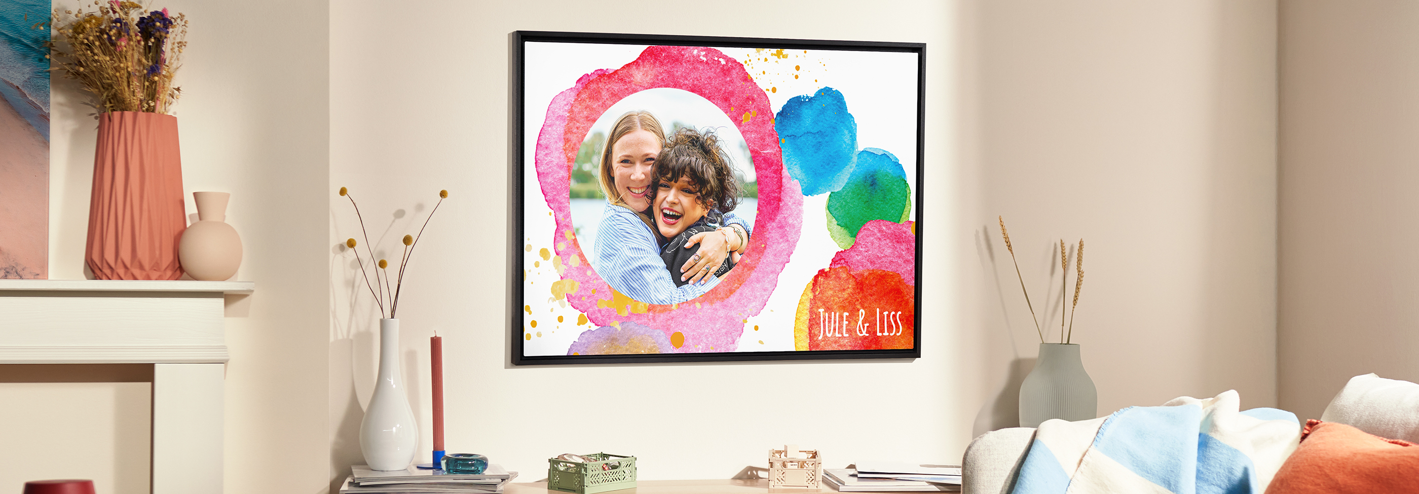 Wandbild mit bunten Aquarellfarben und persönlichen Erinnerungen.