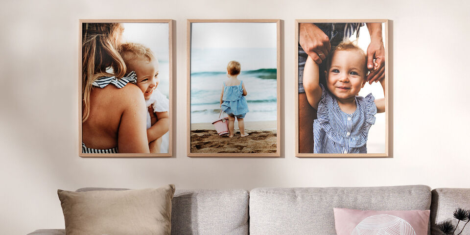 Drei Bilder an einer Wand zeigen glückliche Kinder am Strand und mit ihren Familien.