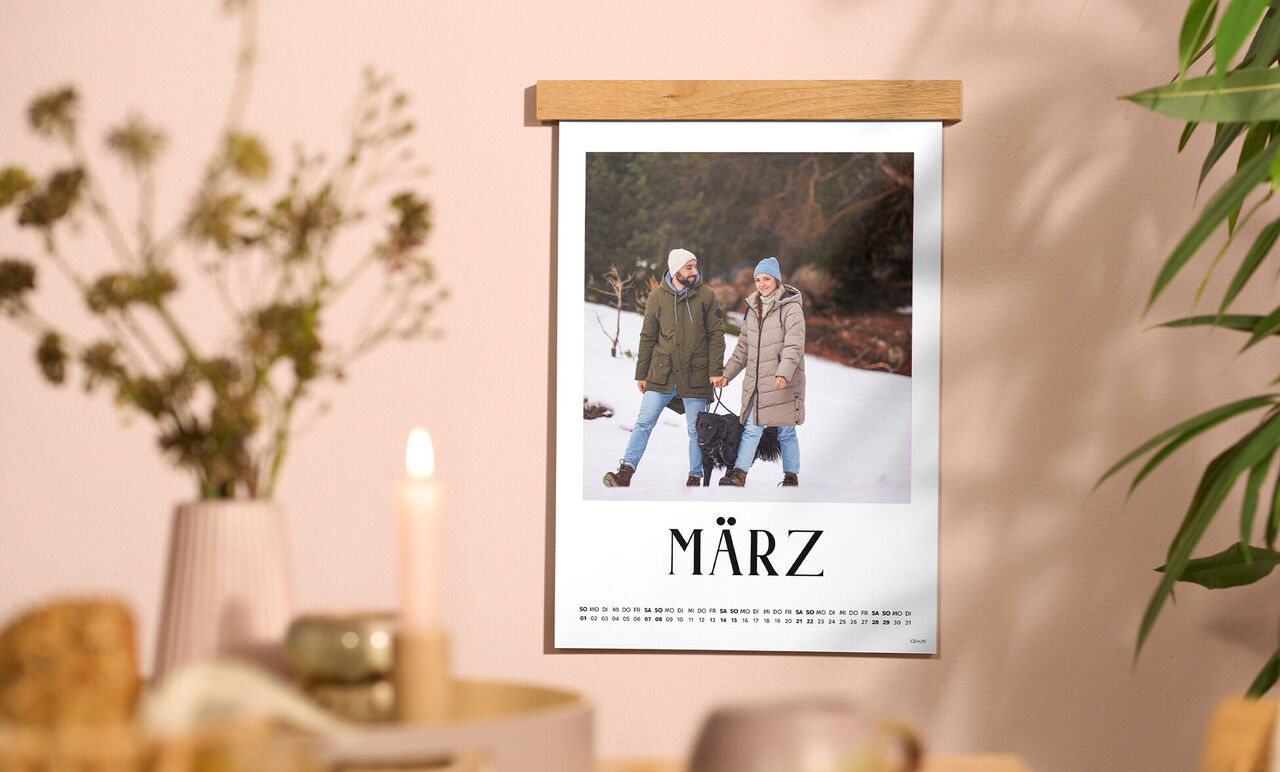 Zwei Personen spazieren im Schnee, Monat März im Fokus, liebevoll gestaltet