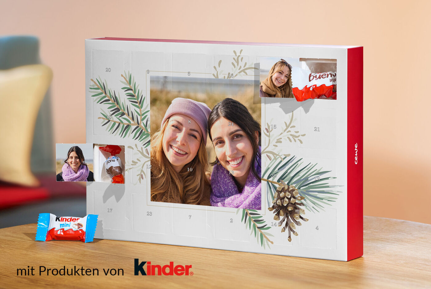 CEWE Adventskalender mit persönlichem Foto und zwei geöffneten Türchen, in denen sich Produkte von kinder und weitere Fotos befinden.