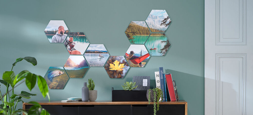 Wandmontage mit sechseckigen Fotobildern von Naturlandschaften und Personen.