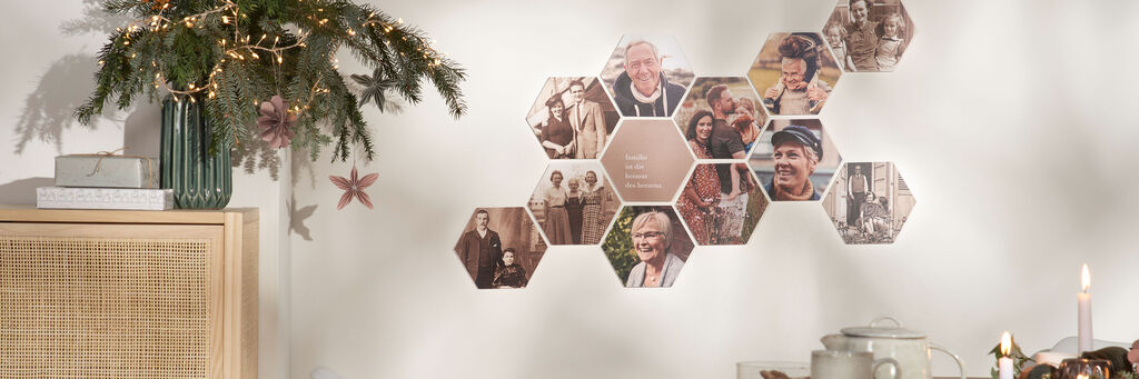 Wandbild mit mehreren Fotos in Honig-Waben-Form, das Familie und Freunde darstellt