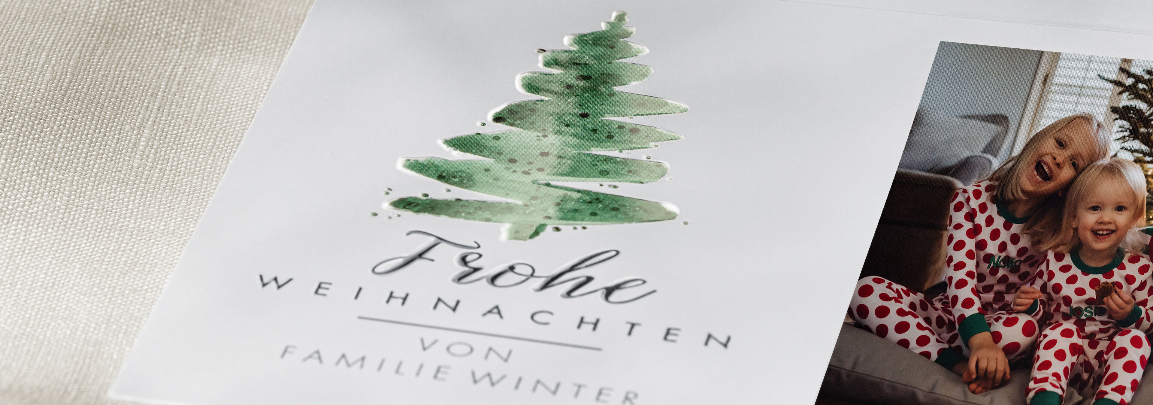 Weihnachtskarte mit einem grünen Tannenbaum und Schriftzug 'Frohe Weihnachten' von Familie Winter
