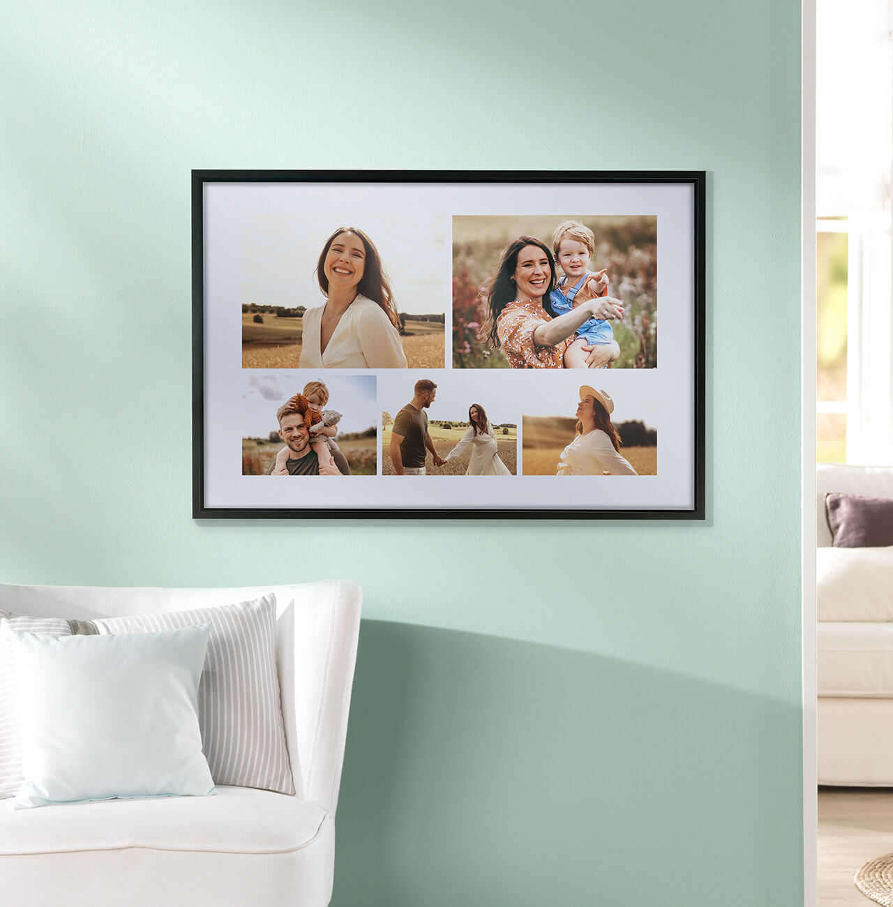 Ein stilvolles Wandbild mit Familienmomenten in einem hellen Raum