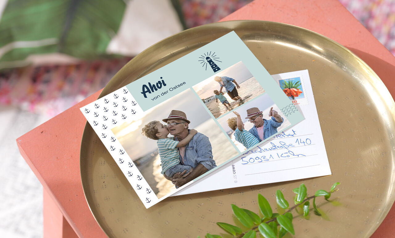Postkarte mit fröhlicher familiärer Urlaubsaufnahme am Strand