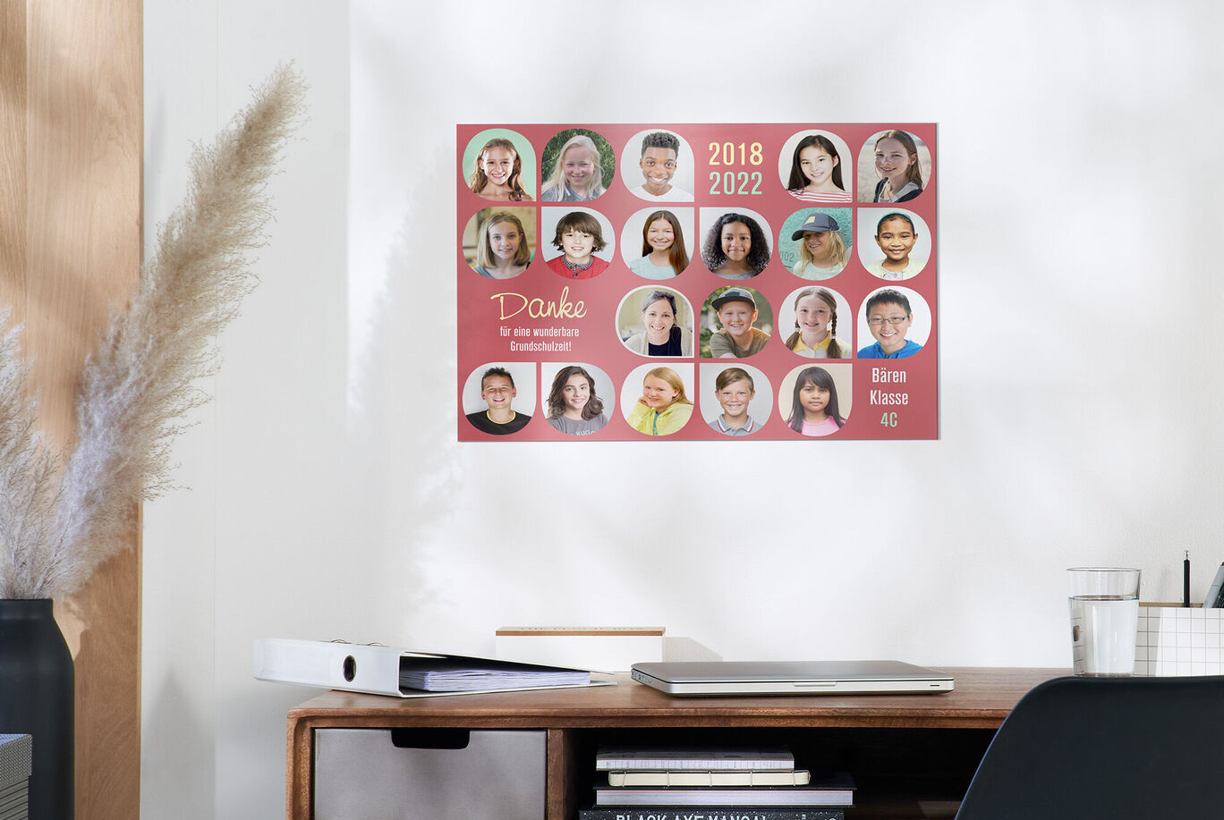 Collage mit verschiedenen Porträtfotos von Menschen, die Dankbarkeit zeigen, Hintergrund in sanften Farben