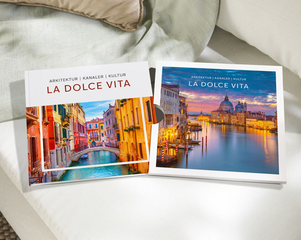 Mehrere Fotobücher mit dem Titel „La Dolce Vita“ und farbenfrohen Venedig‑Motiven mit einem Schuber.