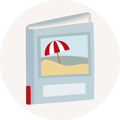 Ein Fotoalbum mit einem roten Sonnenschirm auf dem Cover. Darunter ist ein Sandstrand zu sehen.