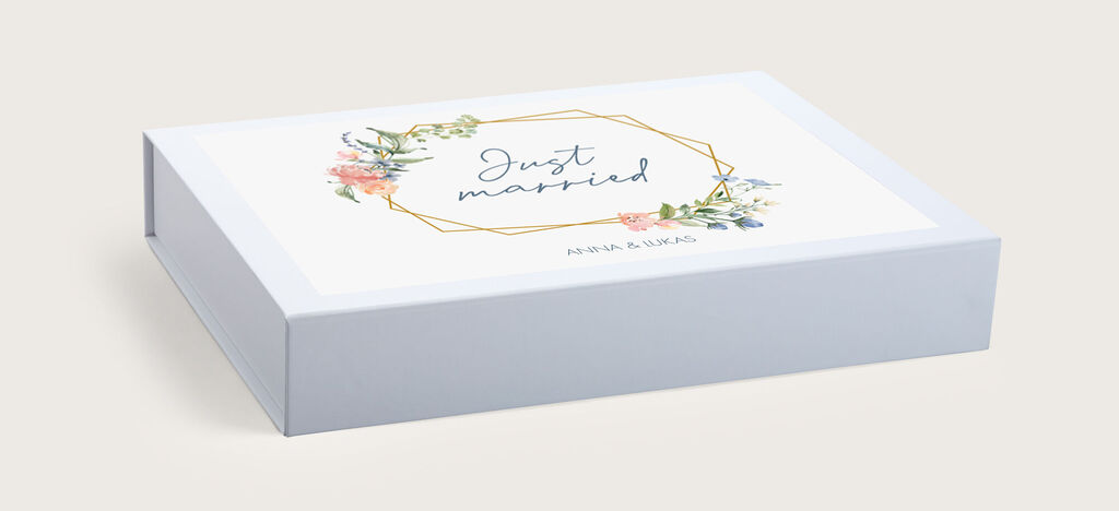 Schachtel mit dem Text 'Just married' und floralem Design