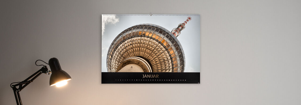 Wandkalender zeigt Fernsehturm beim Blick von unten
