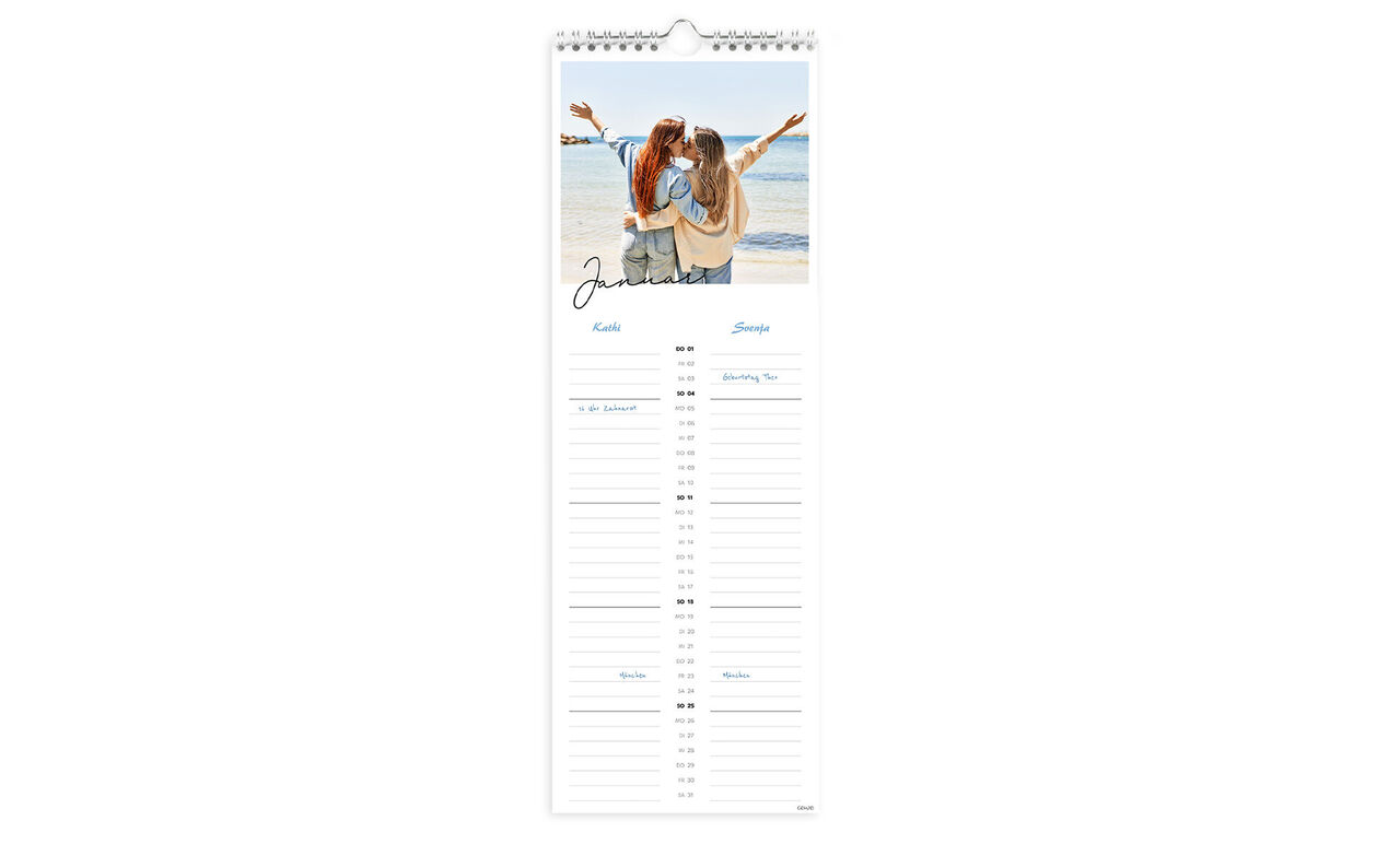 CEWE Fotokalender mit zwei Menschen am Strand, beide haben die Arme ausgestreckt
