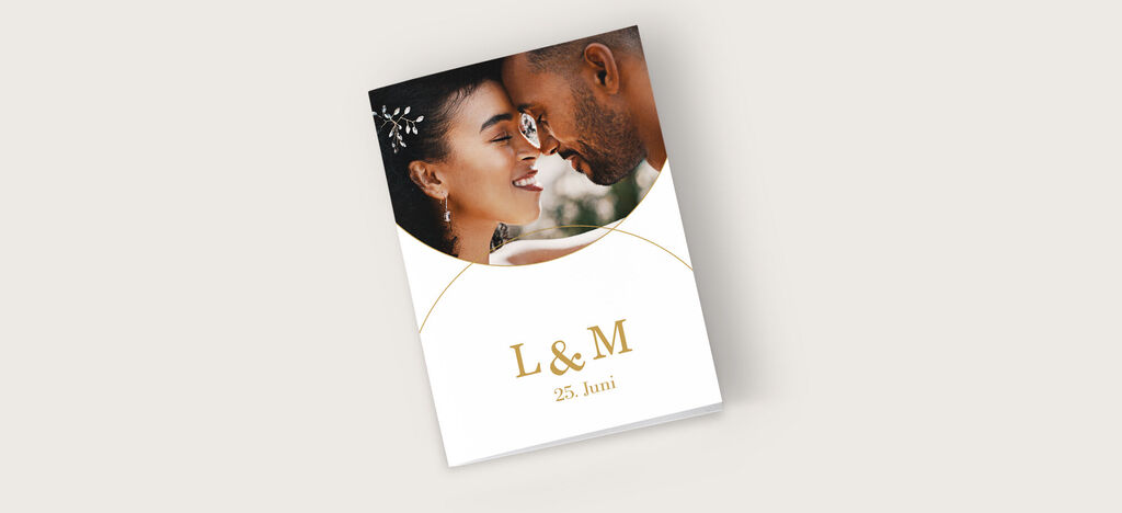 Elegante Einladungskarte mit goldener Schrift für eine Hochzeit.