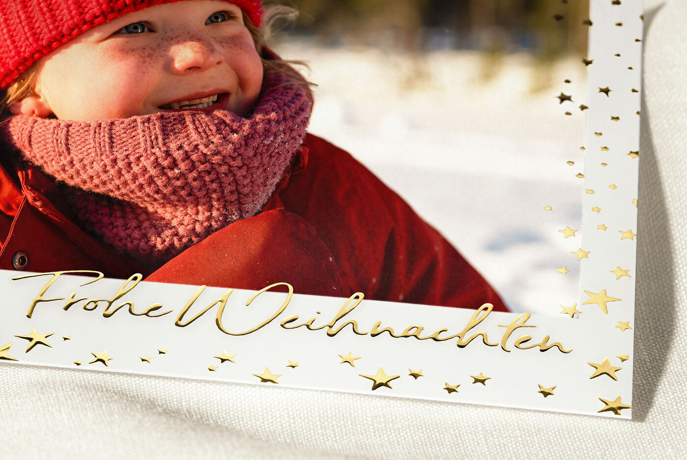 Frohes Weihnachten-Grußkarte mit goldenen Sternen