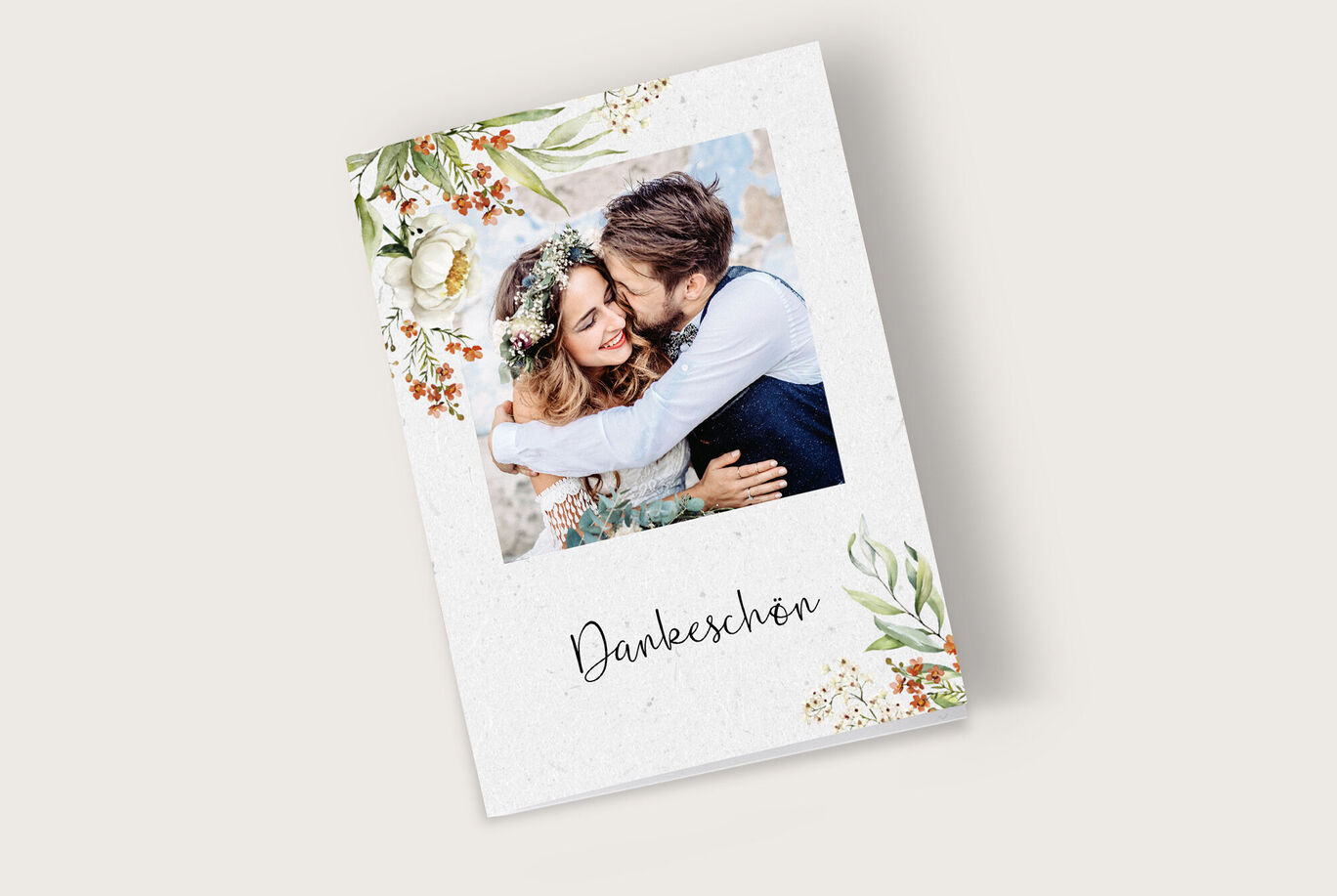 Geknickte Grußkarte mit floralen Elementen und dem Text 'Danke schön' darauf