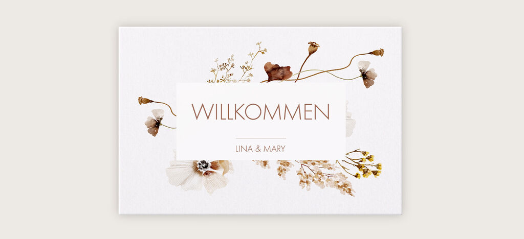 Einladende Grußkarte mit floralen Mustern und der Aufschrift 'Willkommen' für Lina & Mary