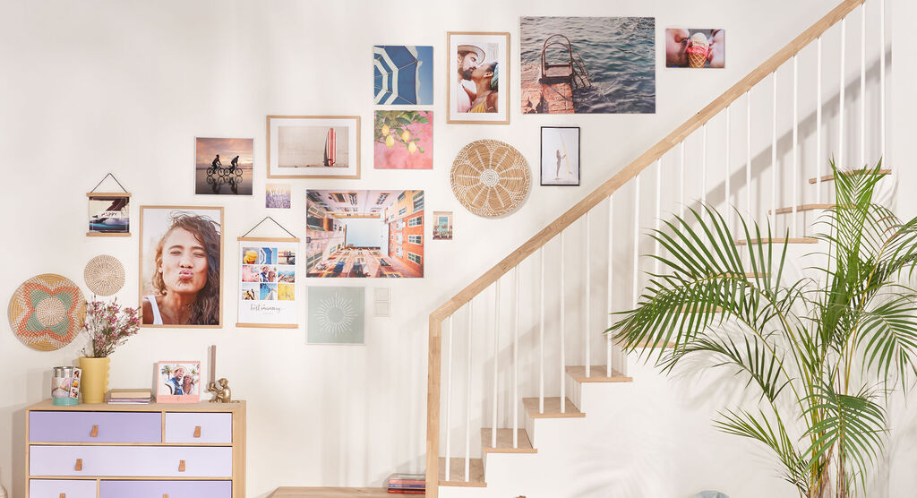 Wundervolles Wohnzimmer mit einer kreativen Bilderwand über einer Treppe
