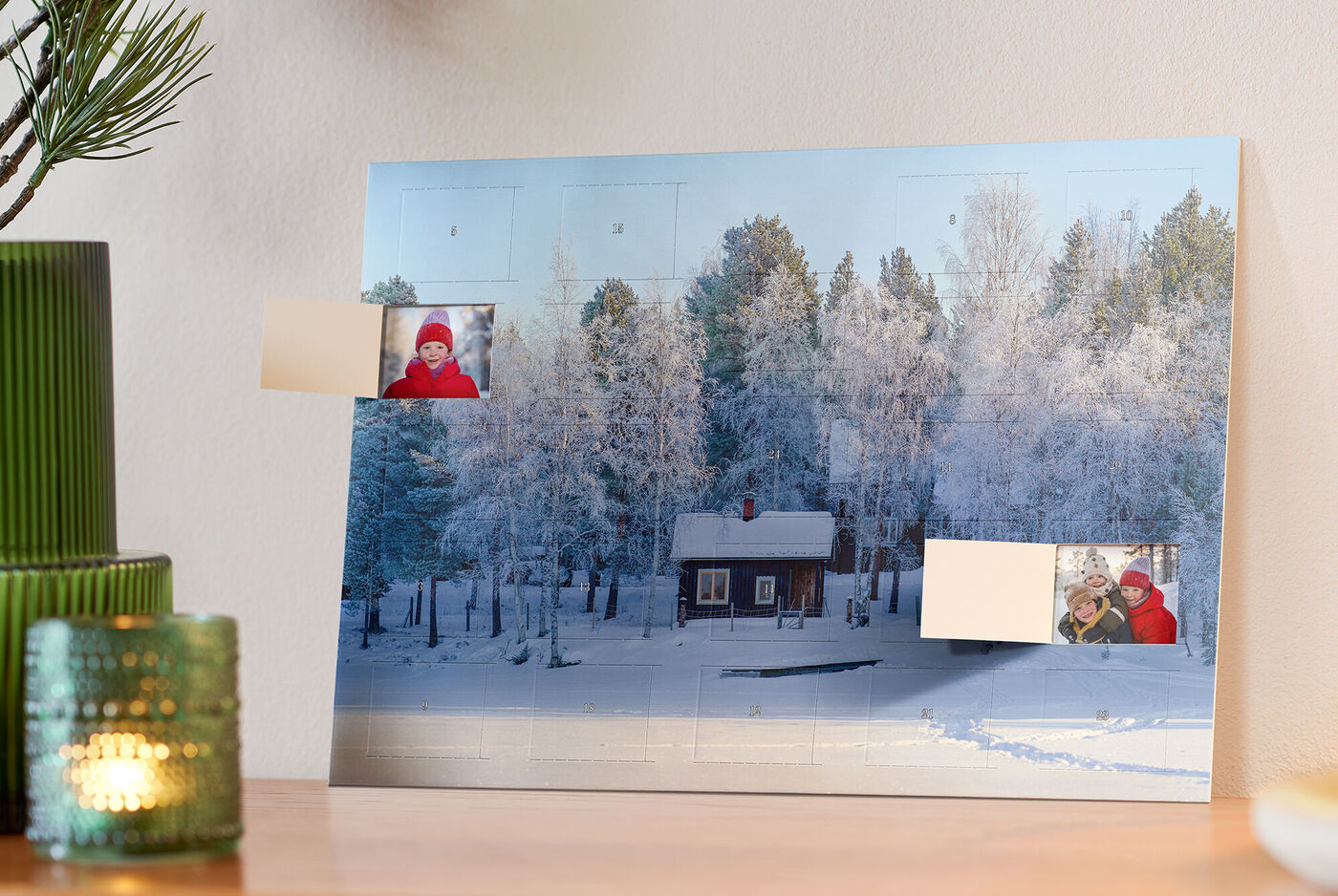 Ein wunderschöner Schnee-Hintergrund mit einem kleinen roten Holzhäuschen, umgeben von verschneiten Bäumen. Einige Fotos sind auf dem Bild platziert.