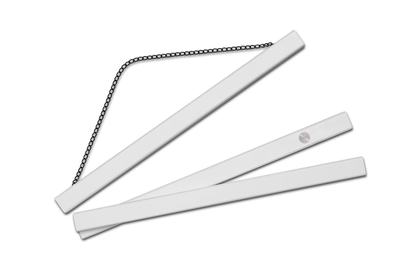 Drei weiße Leisten mit einer schwarzen Kette, perfekt für kreative DIY-Projekte.