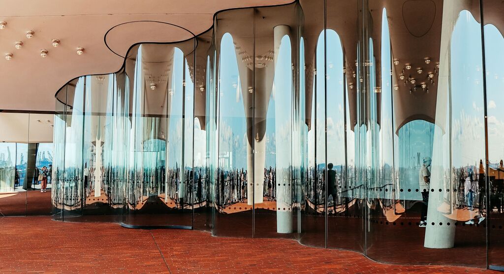 Wellige Glaswand in der Elbphilharmonie, Licht spiegelt sich auf der Oberfläche