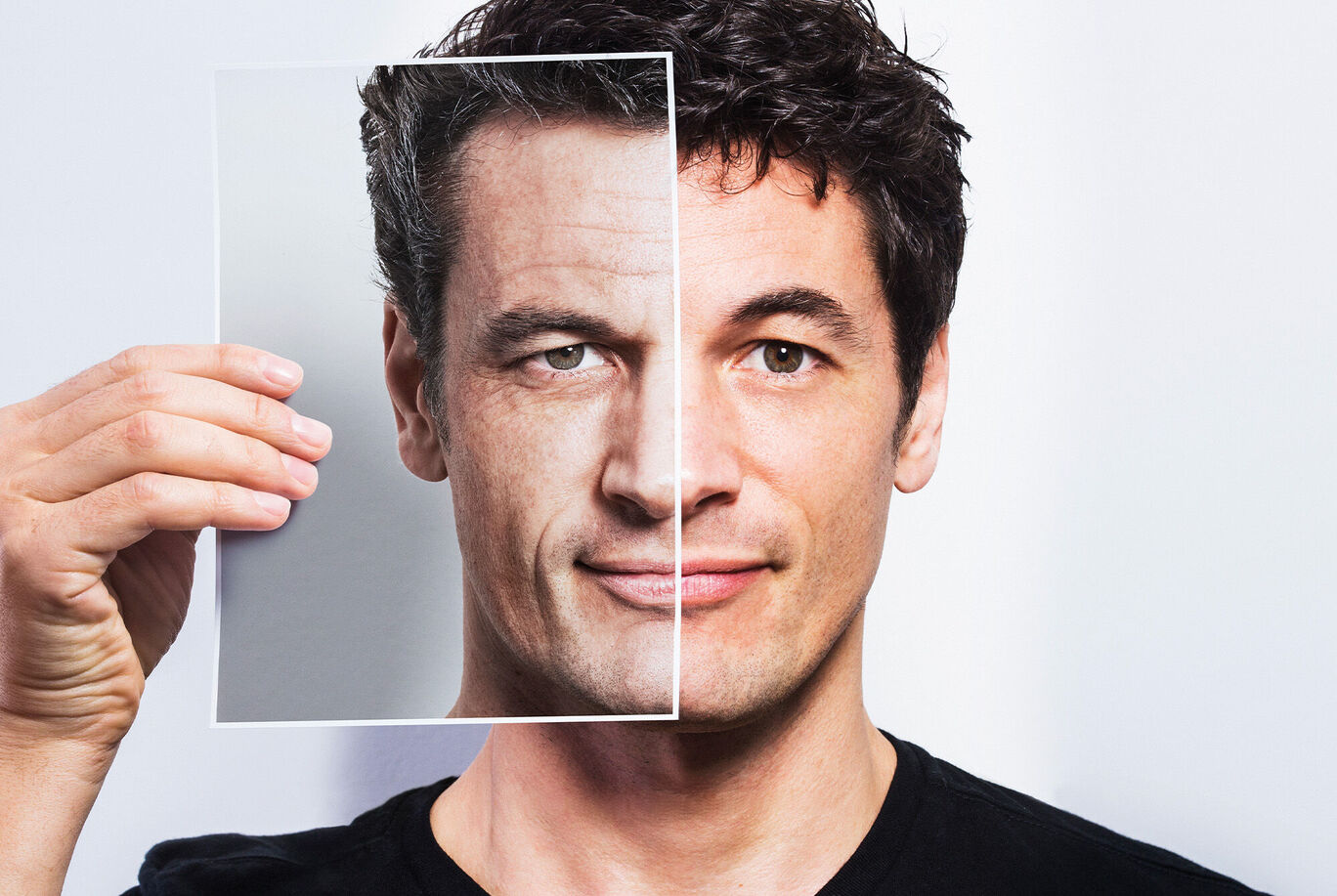 Eine Person hält zwei Fotos in der Hand, um kreative Ideen für Fotografie zu zeigen