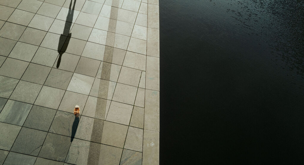 Uferpromenade und Gewässer von oben fotografiert