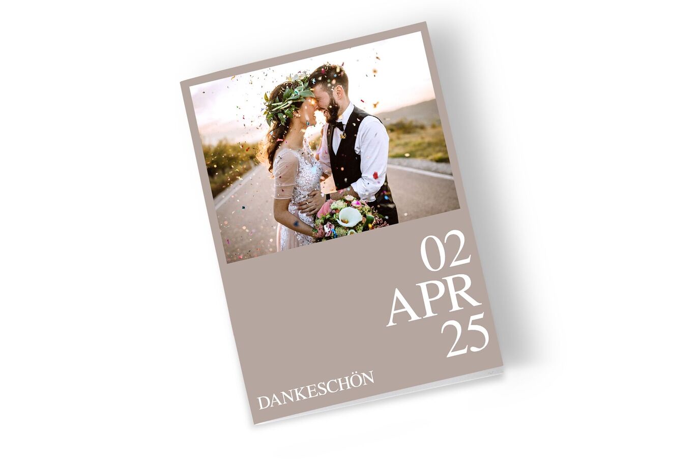 CEWE Dankeskarte mit Hochzeitspaar, Konfetti, großem Datum 02 APR 25 und Dankeschön