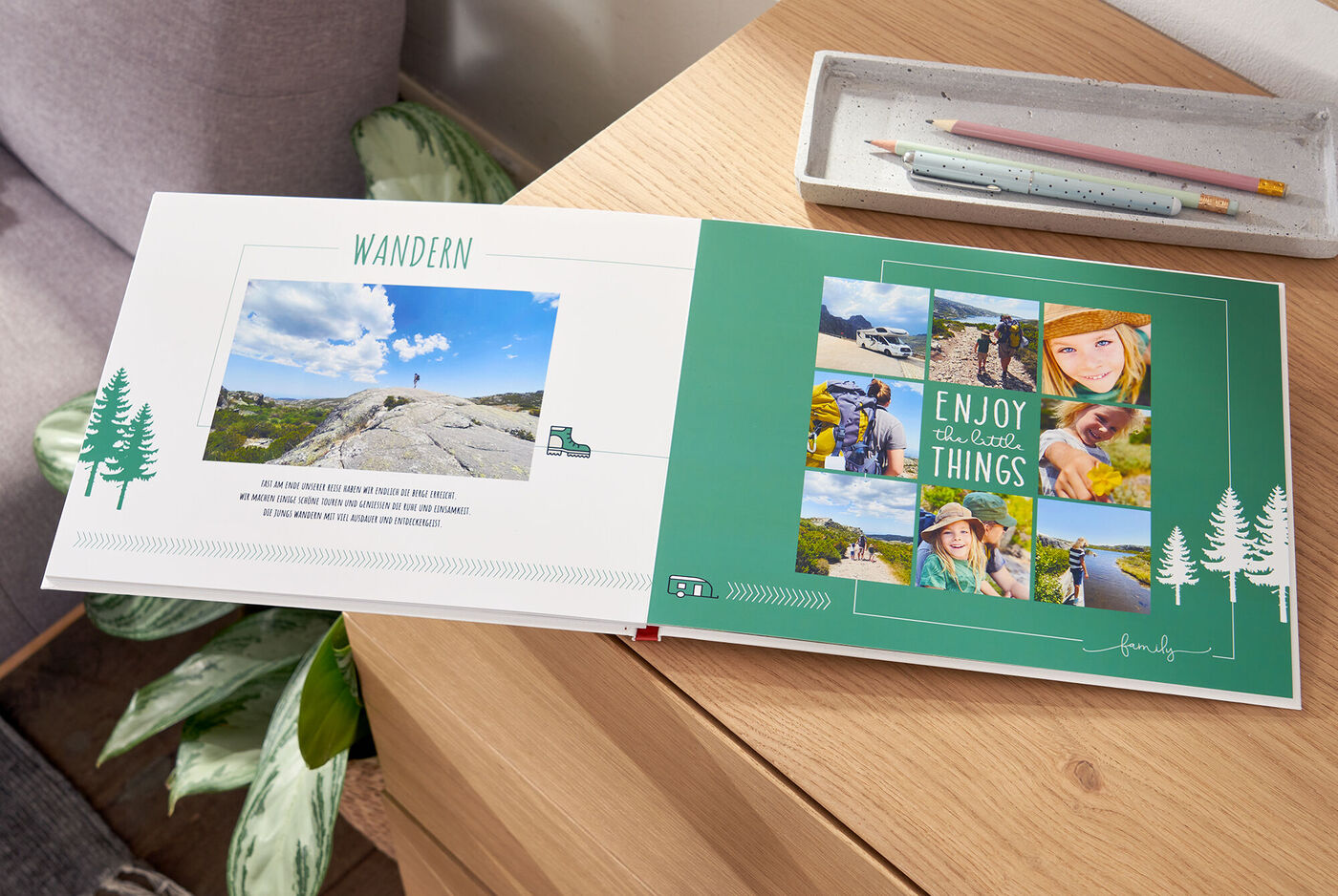 Ein aufgeschlagenes Fotobuch mit Wanderbildern und schönen Erlebnissen in der Natur